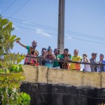 Fãs, curiosos e jornalistas assistindo a chegada na Via Costeira