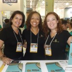 Equipe SERHS no stand da Resorts Brasil, Valéria Chelles, Priscila Félix e Carmen Mascia