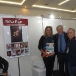 No stand da revista Nova Fase, a embaixadora do festival, o diretor presidente da Itaipu , Jorge Sameck, e o empresário Sérgio Boffa