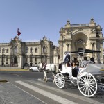 Carriage rolled tourists by the Presidential Palace