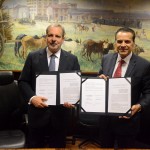 29/07/2015 - Ministro do Turismo, Henrique Alves, e o ministro de Desenvolvimento, Indústria e Comércio Exterior, Armando Monteiro, assinaram um acordo para subsidiar investidores com informações e dados econômicos. O secretário-executivo Alberto Alves também esteve presente na reunião. Foto: Gustavo Messina/MTur