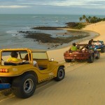 Turistas de bugues. Com dunas imensas e sua lagoa de água doce, Genipabu é um dos principais passeios do Litoral do Rio Grande do Norte. É nas dunas localizadas ao redor dessa lagoa que é comum a prática do esquibunda, ondes os interessados descem em cima de pranchas de madeiras até cair na nela. Uma curiosidade sobre as dunas é que ele são móveis, devido a intensa ação do vento, que as deslocam constantemente de local. Natal (RN). Foto: Ricardo Rollo *** Local Caption *** * prazo indeterminado