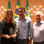 Esta jornalista, o prefeito de Tibau do Sul e Pipa, Waldenicio Costa e o secretário de turismo, José Macena na hora da homenagem